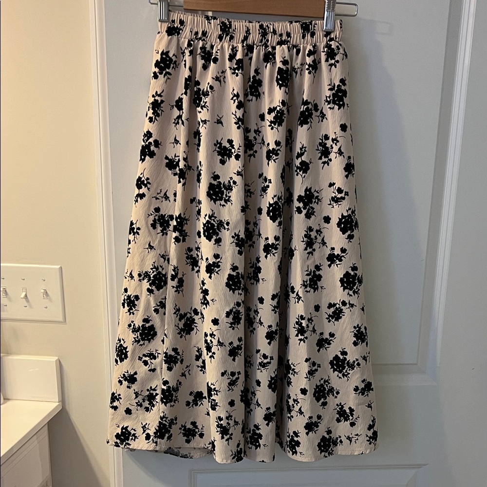 Floral Print Midi Skirt - Black and Cream